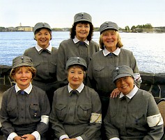 Lauluyhtyeen kokoonpanoon kuuluvat Tuula Kohi (alarivi vas), Airi Riisalo ja Ritva Syrjämäki sekä Marja-Leena Pöyhtäri (takarivi vas), Marja-Leena Suila ja Rauni Kontu . Riisaloa lukuun ottamatta muilla on vankat pohjalaistaustat. Kuva: Kanttiinin Lotat