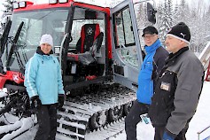 Erkki Virkalahti (oikealla) selvittää Keuruun kaupungin tuliterän latukoneen ominaisuuksia Heli Peltolalle ja Hannu Marsille.