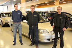 Ysitien Auton nykysissä toimitiloissa Orivedellä sisätiloihin sopii noin 35 henkilöautoa. Tilat ovat autokaupan toimintaan hyvät, sanovat Tommi Humppi, Kai Grön ja Krisse Kangasmaa.
