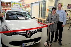 Huhtikuussa pidettävien Komppikarkeloiden merkkitapahtuma on tuliterän Renault Clion arvonta. Arpalipukkeita auton sisälle on pudotettu mukavia määriä, mutta autoon mahtuu vielä lisää, sanovat Sirpa Salkoaho ja Juuso Mustonen.
