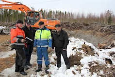 Kuvanottohetkellä työkohde oli Valkeisennevan luomalla Markus Perälän maalla, jossa Timo Loukasmäen koneen edustalla ovat koneyrittäjä Raine Sirèn, kuljettaja Mikki Hietaharju, Risto Perälä ja Raimo Ekman. Takana olevan luoman syvyys on lähes kolme metriä.