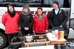 Mira Saarenketo, Salla Peura, Anja Katajamäki ja Pekka Päivärinta laittoivat grillin kuumaksi Peuran Liikenteen 60-vuotiskiertueella Keuruulla.