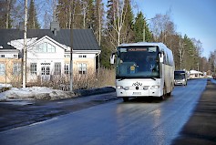 Koulutusajossa olevat Sedun valkoiset linja-autot ovat tuttu näky Seinäjoen liikenteessä. Kuva: Jussi Mustikkamaa