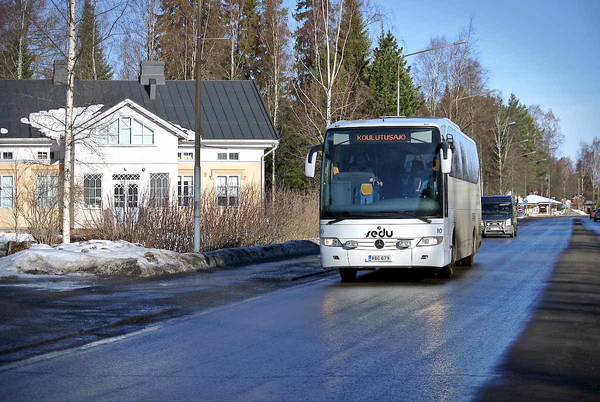Koulutusajossa olevat Sedun valkoiset linja-autot ovat tuttu näky Seinäjoen liikenteessä. Kuva: Jussi Mustikkamaa