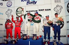 Tommi Mäkinen, Juha Kankkunen ja Jarmo Kytölehto karttureineen valtasivat Jyväskylän MM-rallin palkintopallin kesällä 1996. Vastaaviin suomalaisjuhliin ei taideta ihan heti päästä.