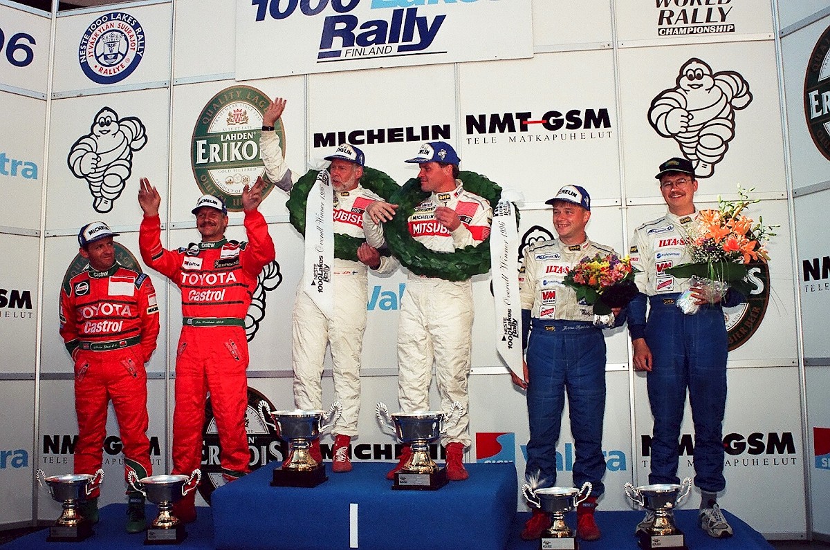 Tommi Mäkinen, Juha Kankkunen ja Jarmo Kytölehto karttureineen valtasivat Jyväskylän MM-rallin palkintopallin kesällä 1996. Vastaaviin suomalaisjuhliin ei taideta ihan heti päästä.